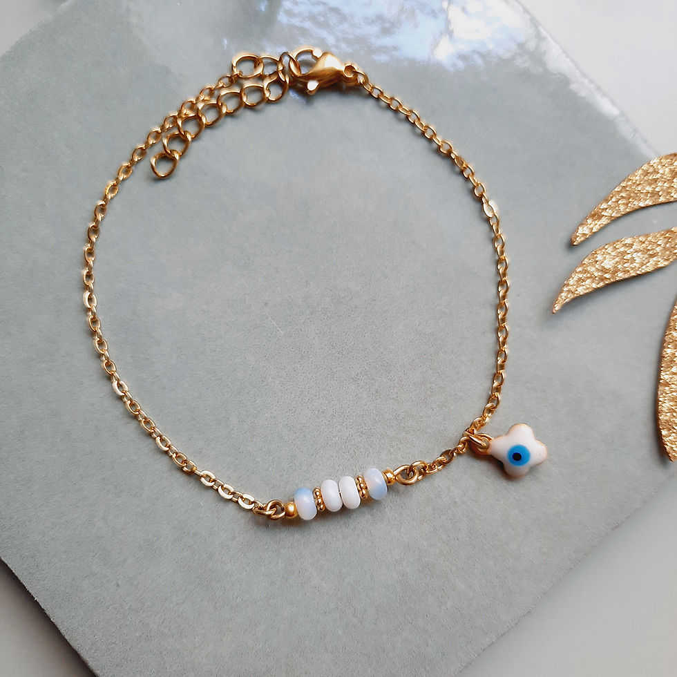 Miniature : Bracelet doré avec trèfle blanc et pierres naturelles roses facettées, fait main à Paris.