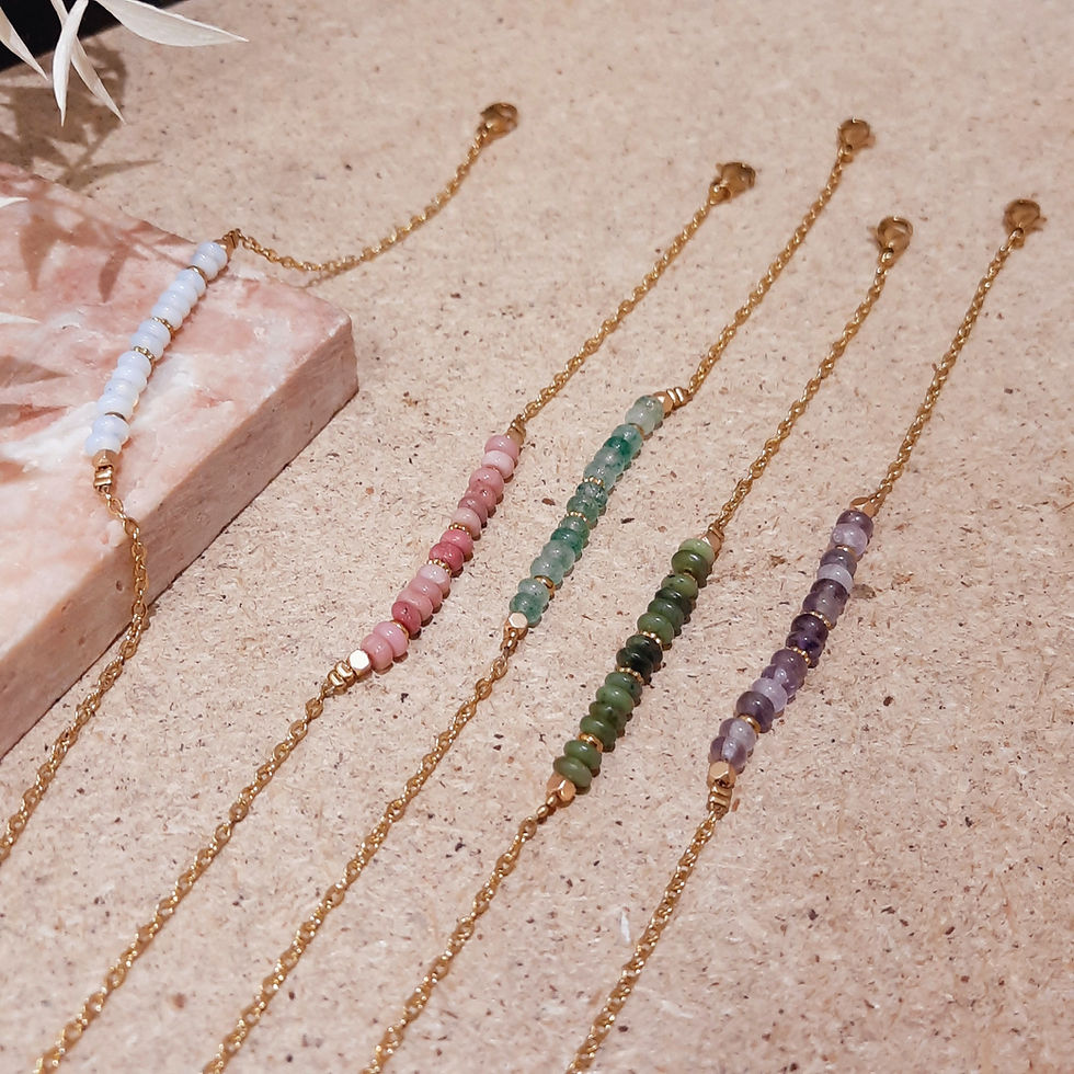 Miniature : Bracelets RÊVE en pierres naturelles sur chaîne dorée, fabrication artisanale à Paris.