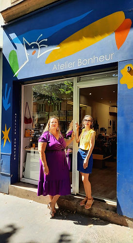 Songül et Nolwenn devant leur atelier de bijoux fabriqués à Paris dans le 20e arrondissement