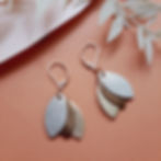 Boucles d’oreilles courtes en cuir upcyclé glacé portées, modèle Les Chouchous
