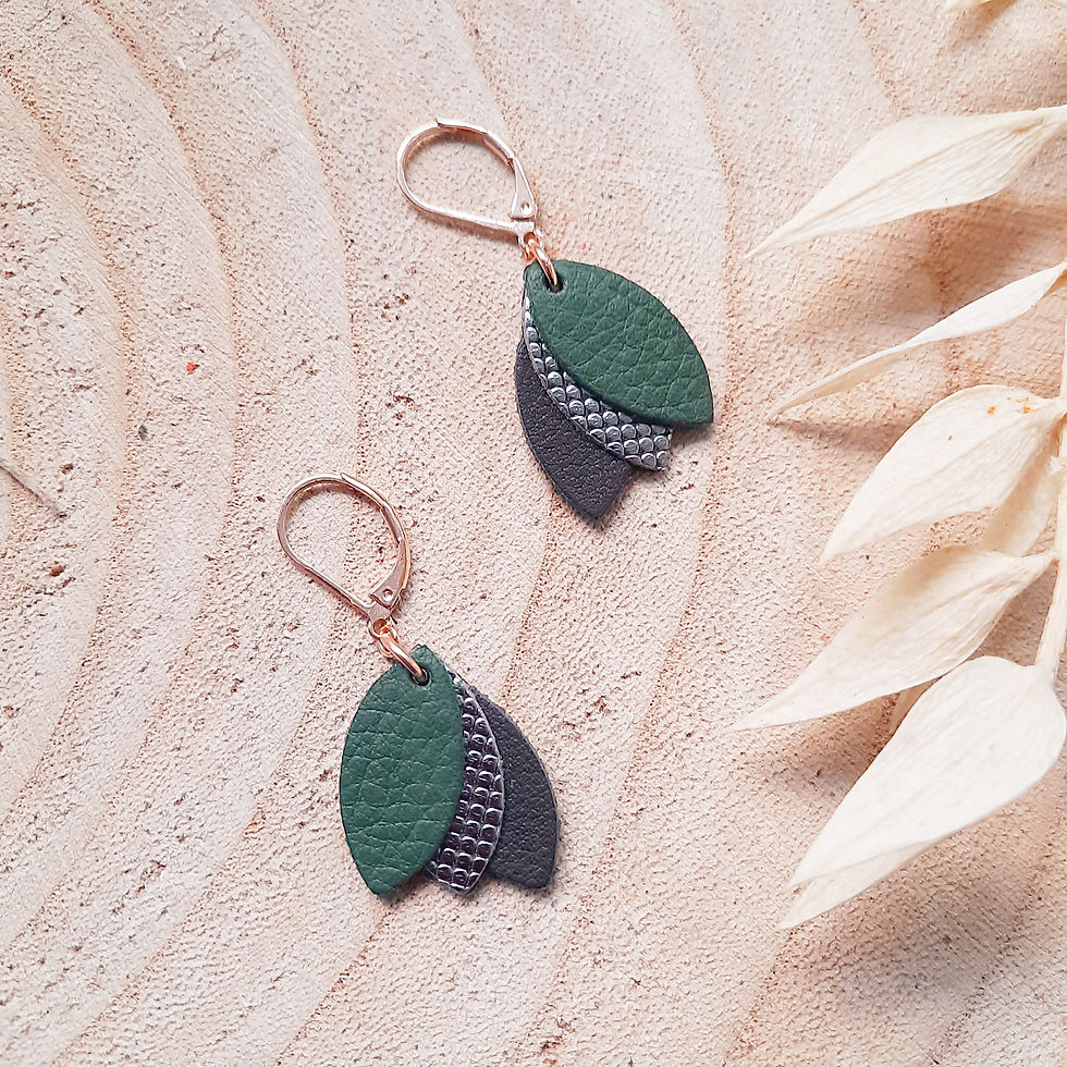 Miniature : Boucles d’oreilles courtes cuir vert de gris portées, modèle Les Chouchous
