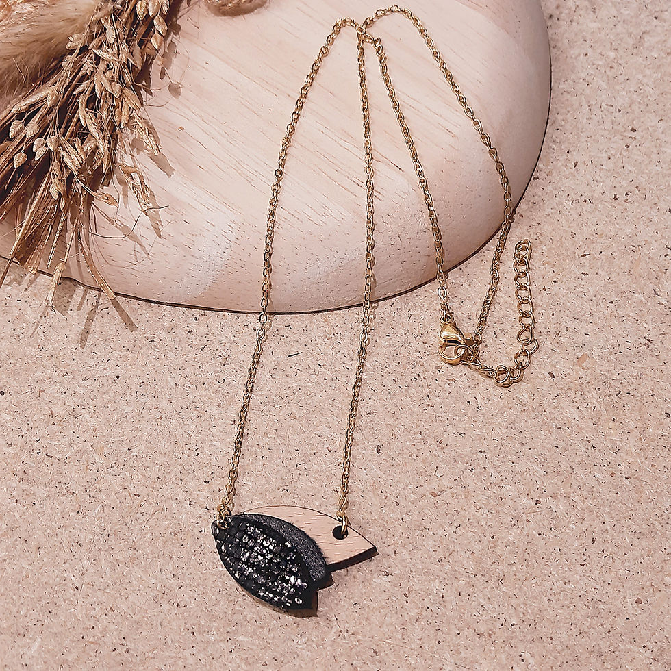Collier CHOUCHOU noir bois et cuir fabriqué à Paris, bijou artisanal léger