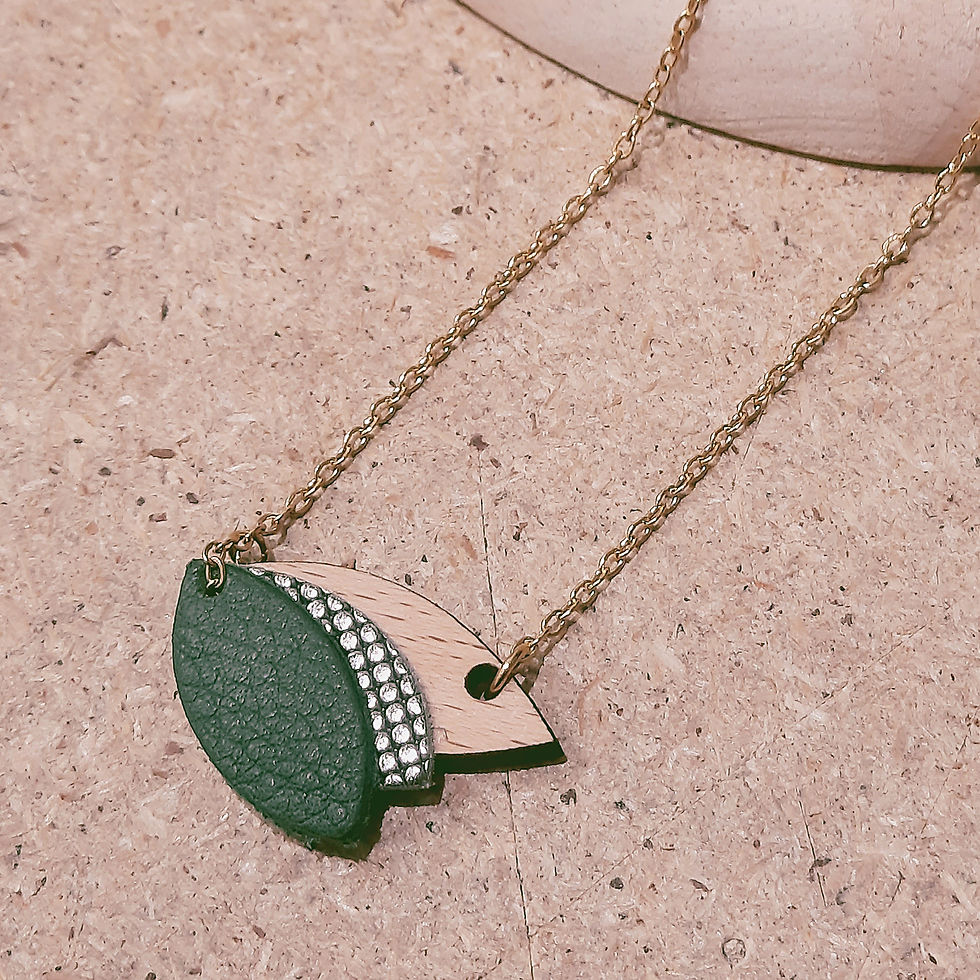 Collier artisanal vert de gris bois et cuir fabriqué à Paris vue portée naturelle