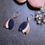 Miniature : Boucles d'oreilles avec trio de cuir rose et bleu marine. Pendantes fermées par des dormeuses.
