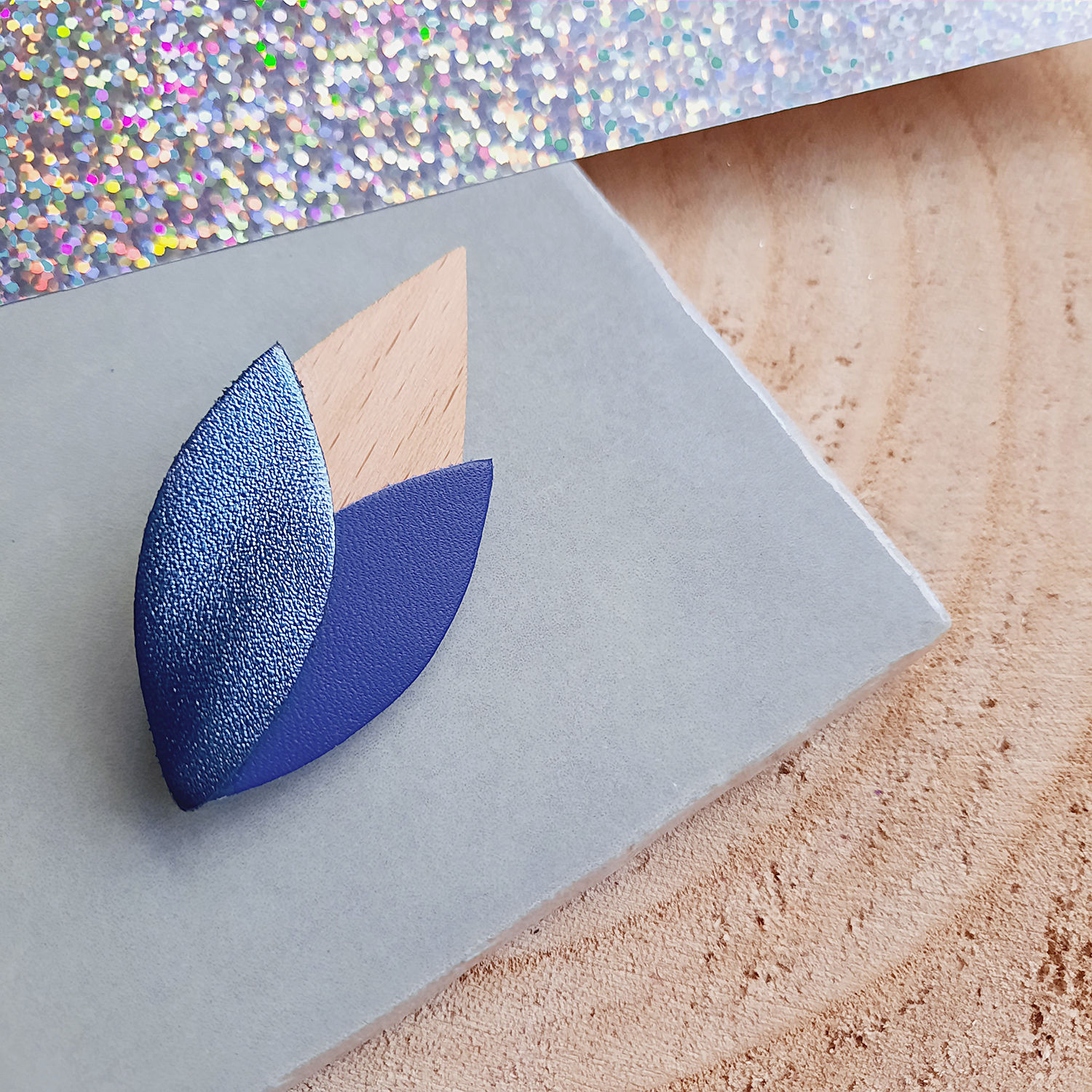 broche tulipe bleu klein bois cuir upcyclé bijou fabriqué à Paris