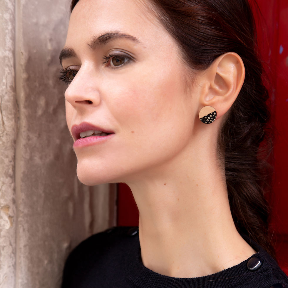 Boucles d'oreilles rondes demi-lune noir pailleté doré. Boucles d'oreilles à tige percée.