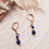 Miniature : Boucles d'oreilles bleu Lapis-lazuli. Boucles courtes bleu intense fermées par des dormeuses dorées.