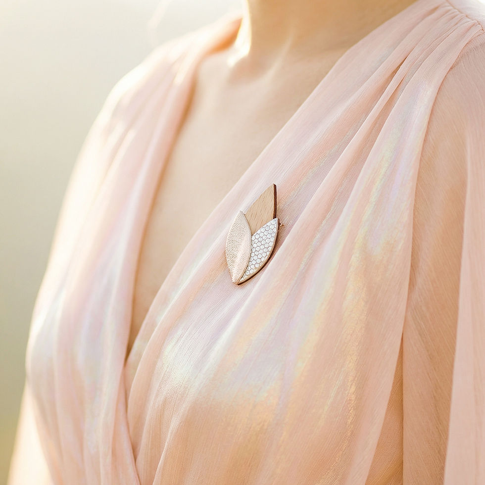 broche tulipe glacial portée robe rose bijou artisanal léger bois cuir fabriqué à paris