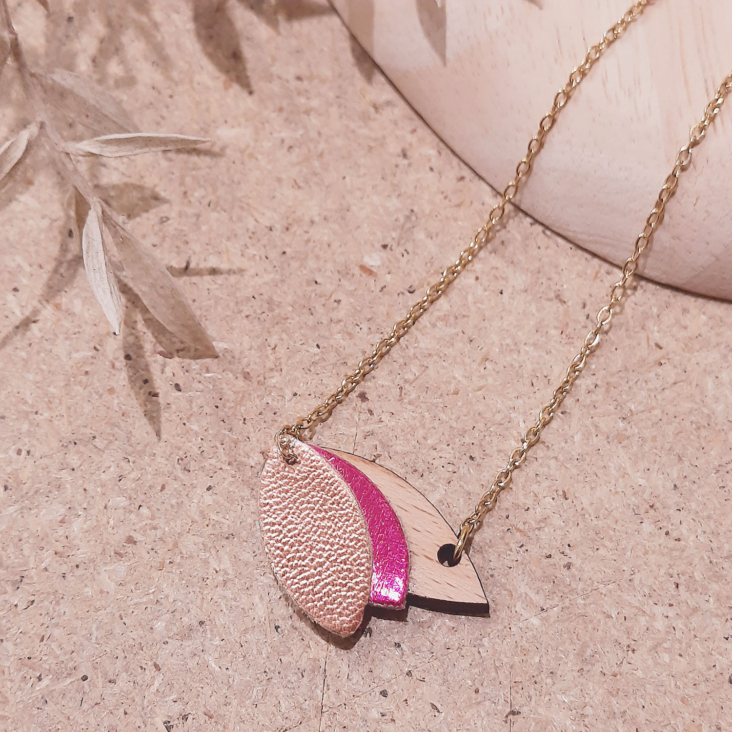 Collier CHOUCHOU fuchsia bois et cuir fabriqué à Paris bijou artisanal léger