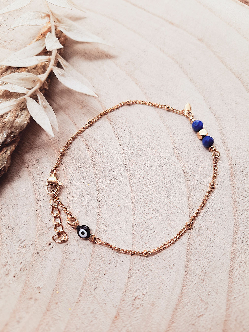 Miniature : Bracelet talisman avec oeil de protection et pierres Lapis- lazuli associé à une gourmette dorée en acier inoxydable.