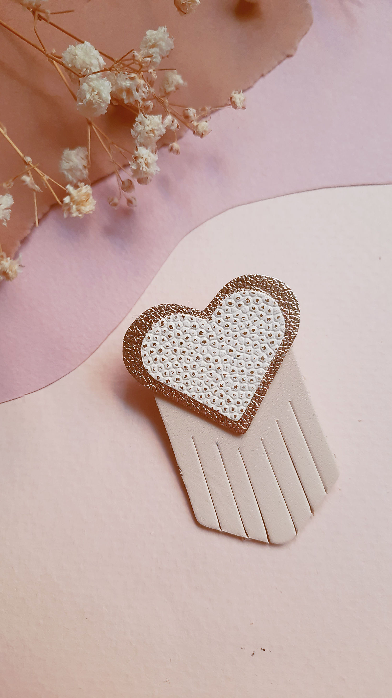 broche coeur ex voto ivoire cuir upcycle bijou artisanal fabrique a paris