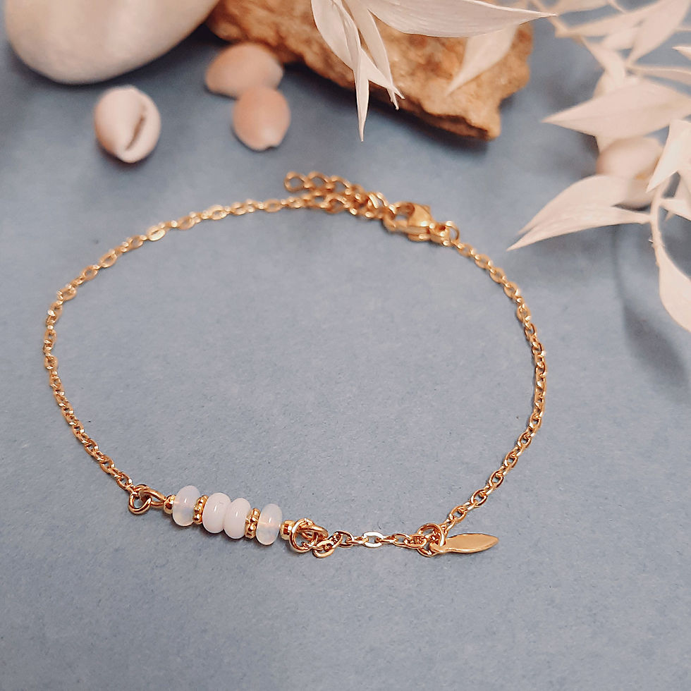 Miniature : Bracelet blanc et doré avec pierres naturelles et chaînette en acier inoxydable doré.