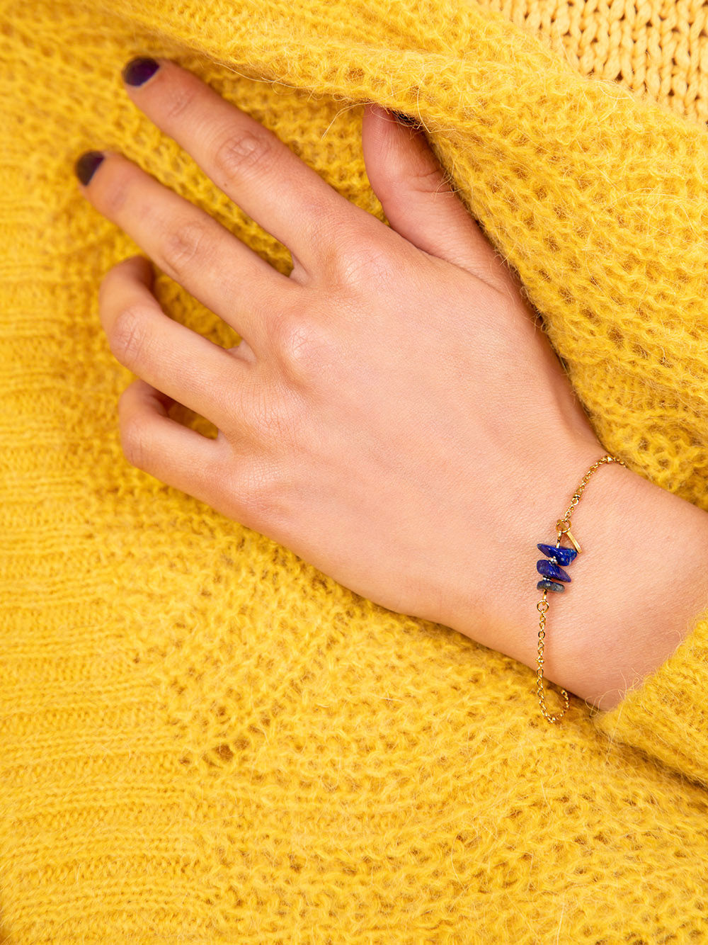 Bracelet chips CHAKRA en pierres naturelles brutes de Lapis Lazuli avec chaine réglable dorée.