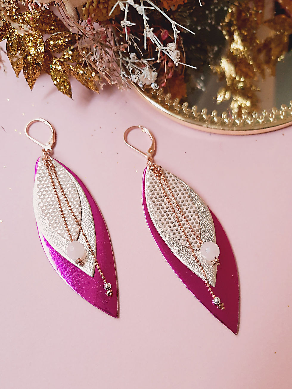 Miniature : Boucles d'oreille bohème avec de longues plumes de cuir rose fuchsia. Boucles pendantes associées à des pierres fines quartz.