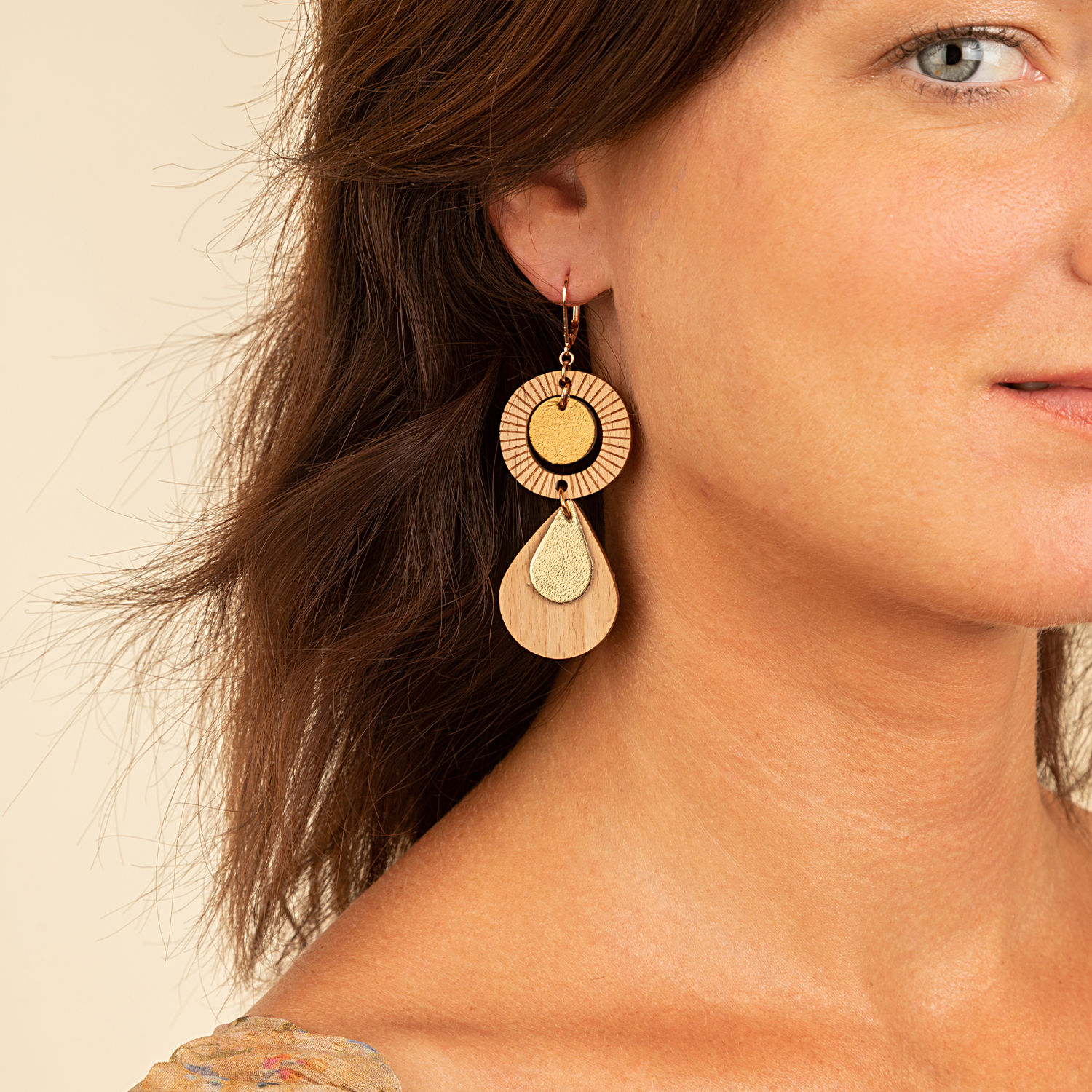 Grandes boucles d'oreilles en bois clair et cuir champagne upcyclé. Bijou graphique, léger et fait main à Paris.