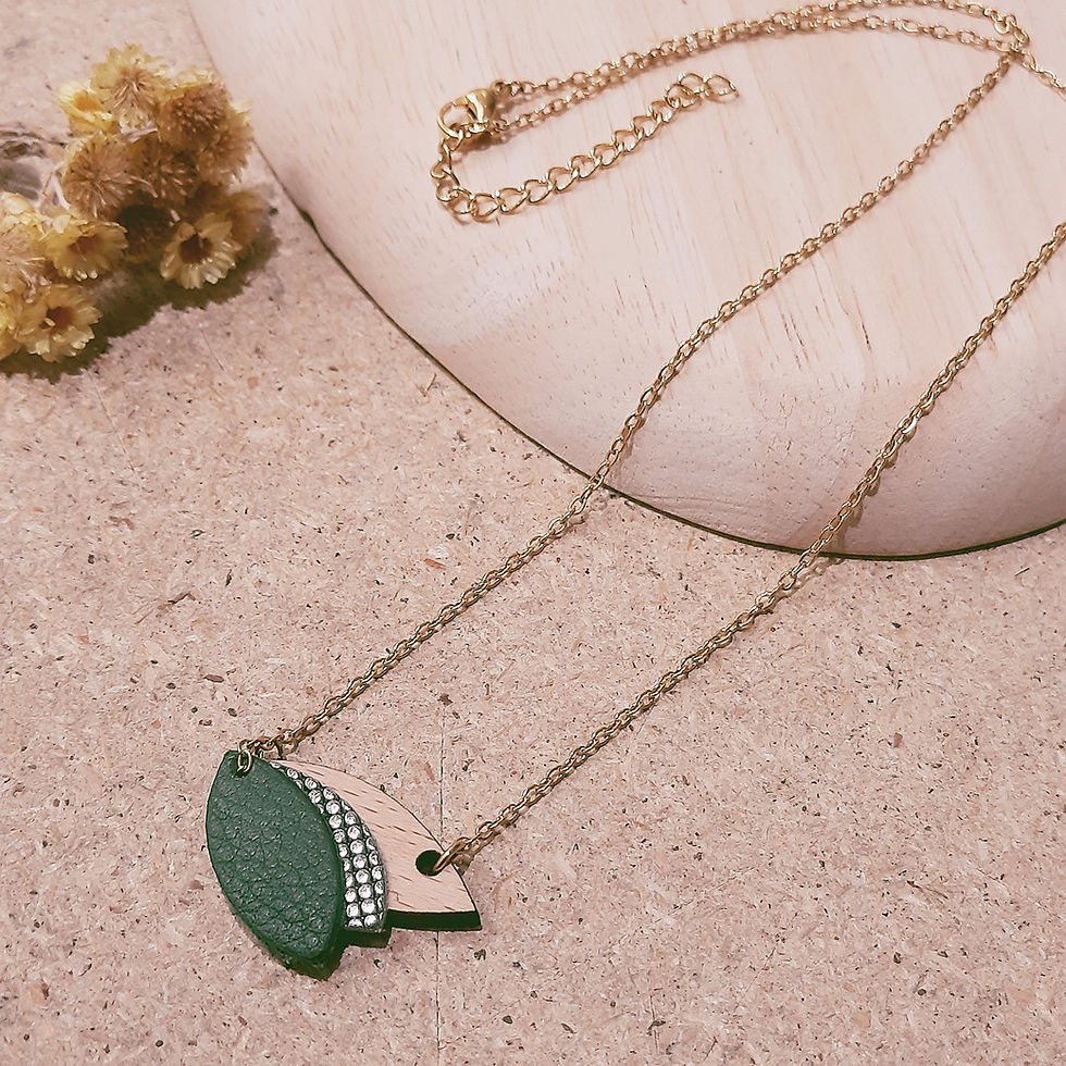 Collier CHOUCHOU vert de gris fabriqué à Paris bois et cuir détail pendentif