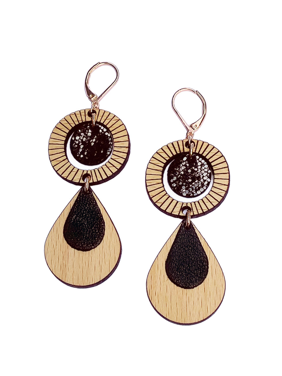 Miniature : Boucles d'oreilles longues en bois naturel et rond de cuir noir pailleté.