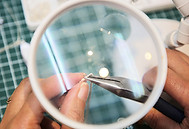 Une cliente nous a demandé de monter les boucles d’oreilles sur clip et sa demande est réalisée sur l'instant | Ni une ni deux bijoux