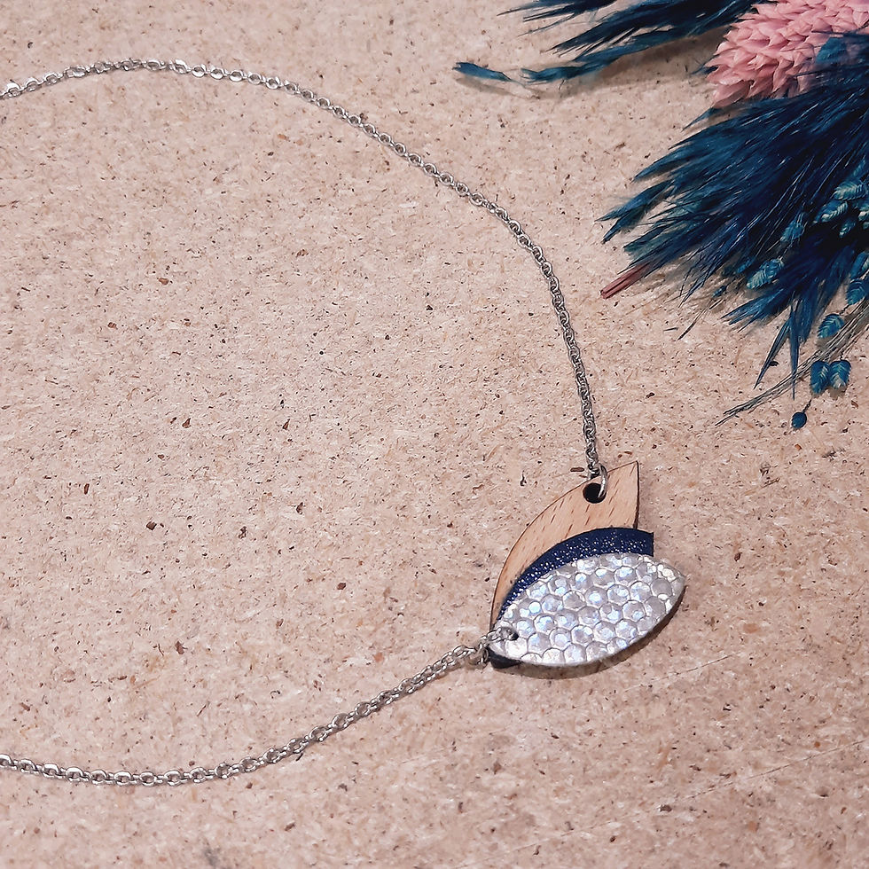 Miniature : Collier bois et cuir fabriqué à Paris mise en scène avec végétaux