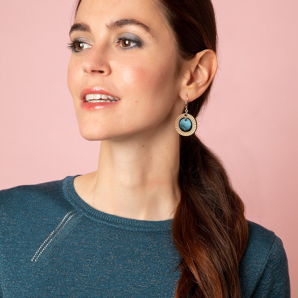 Miniature : Boucles d'oreilles graphiques pour femme. Bijou rond bleu pétrole, fermé par des dormeuses dorées à l'or rose.