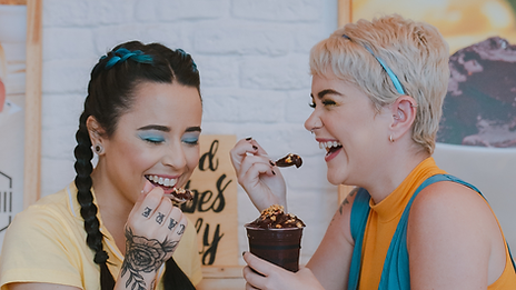 femmes mangent et sourient.png