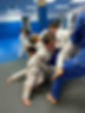 Des enfants s'amusent en groupe