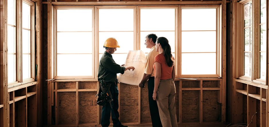 Casal e construtor