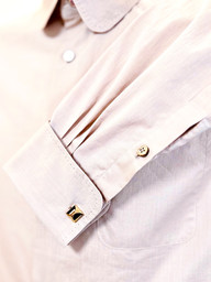 カフリンクスをつけて華やかな装いに