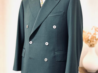 チェロの演奏を妨げない仕立て|深緑の【DORMEUIL】ドーメル・ダブルスーツ