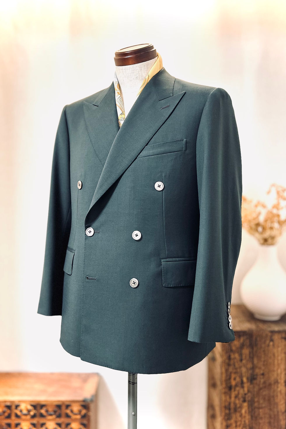 チェロの演奏を妨げない仕立て|深緑の【DORMEUIL】ドーメル・ダブルスーツ