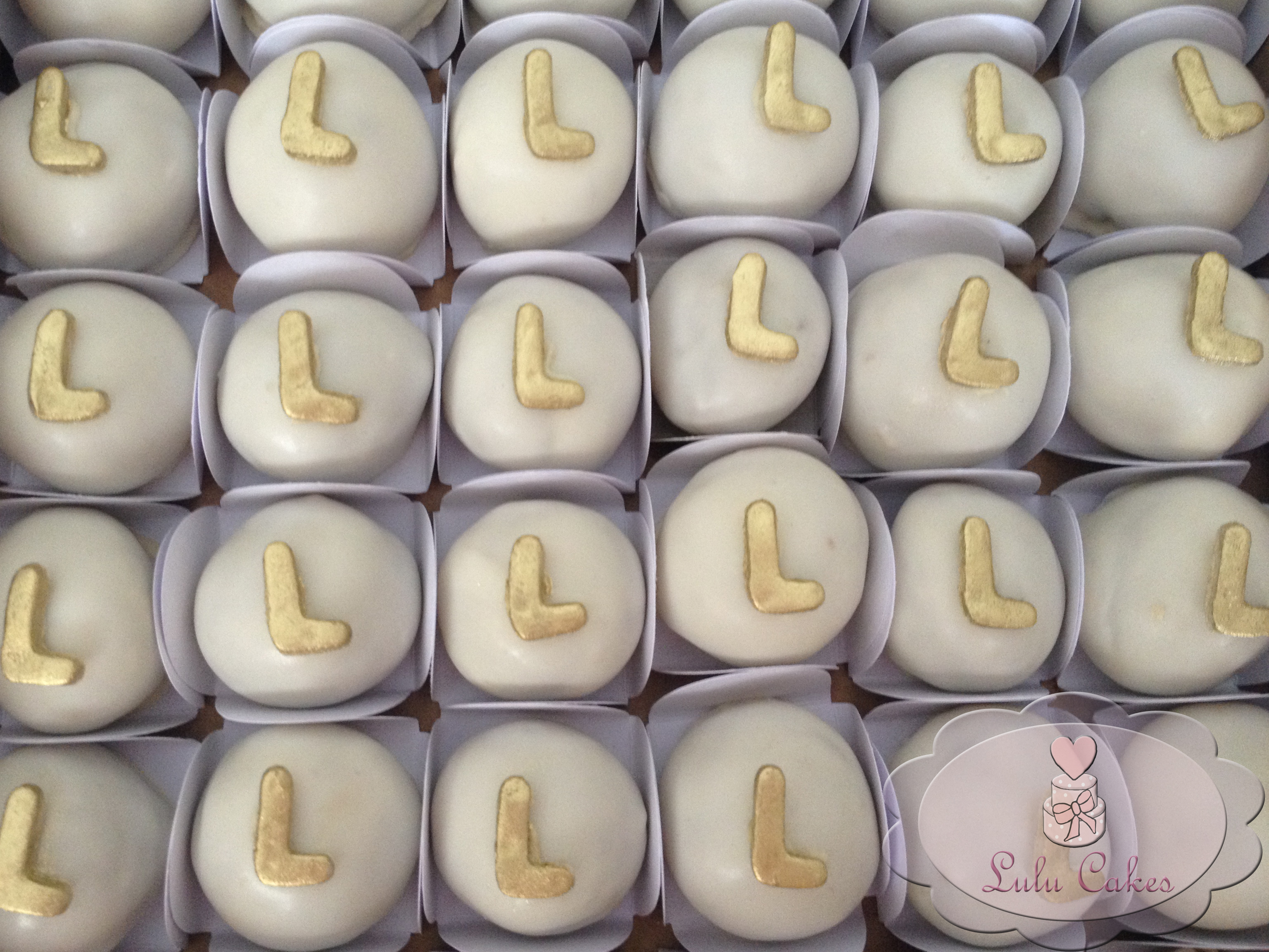 Cake balls com L dourado