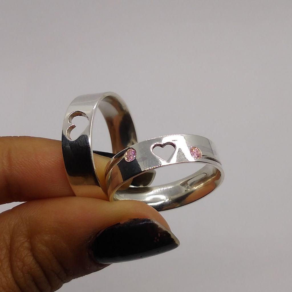 Par de alianças em prata com coração vazado