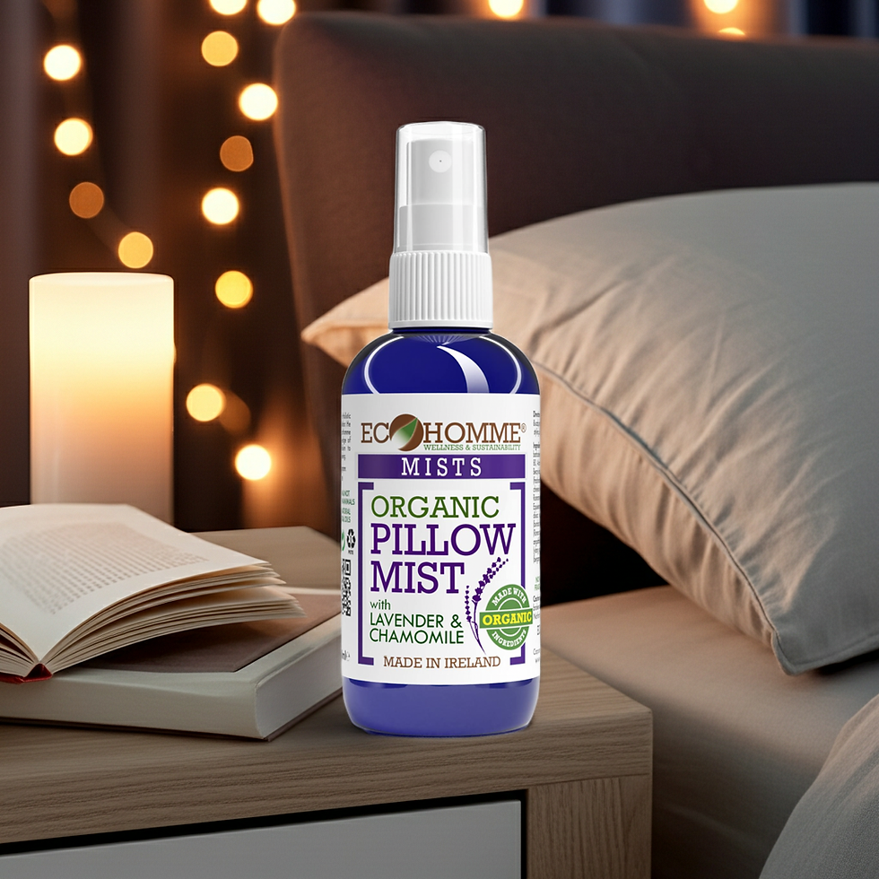 Vaporisateur "Organic Pillow Mist" sur table de chevet, fond de lumières douces et livres ouverts, ambiance relaxante.