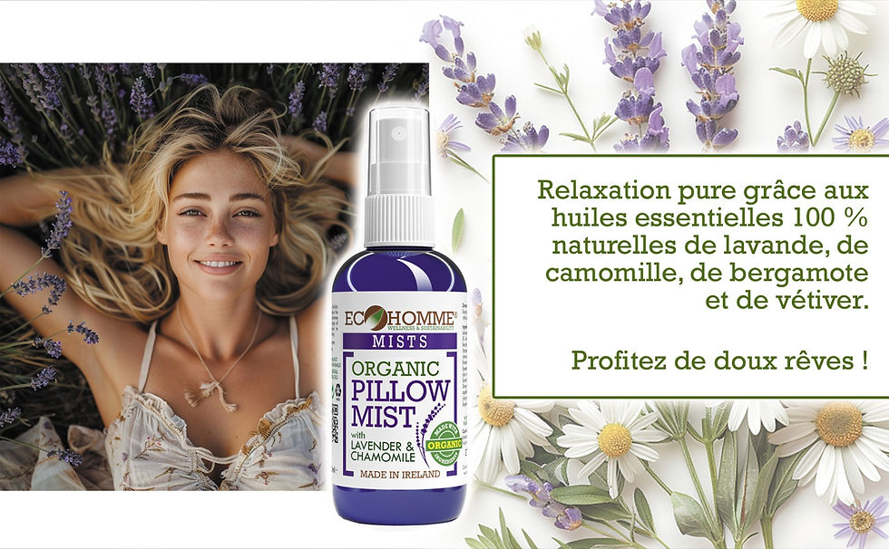 Femme allongée dans la lavande, souriante. Flacon d'Organic Pillow Mist à droite. Texte: Relaxation pure, huiles essentielles.