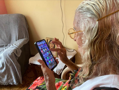 Da saúde aos problemas sociais: O que atravessa a inclusão dos idosos no meio digital?