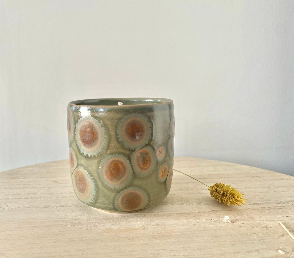 Miniature : Bougie artisanale dans un pot artisanal kaki tacheté, parfaite pour une ambiance cosy et naturelle