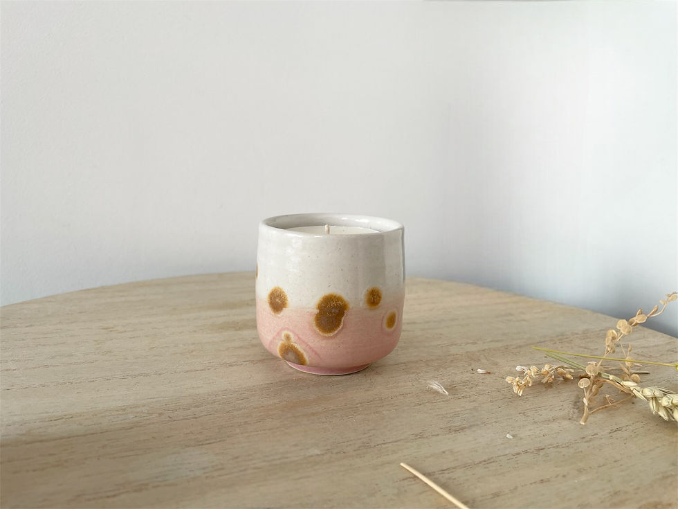 Miniature : Bougie avec son pot en céramique blanc/rose, tacheté de marron
