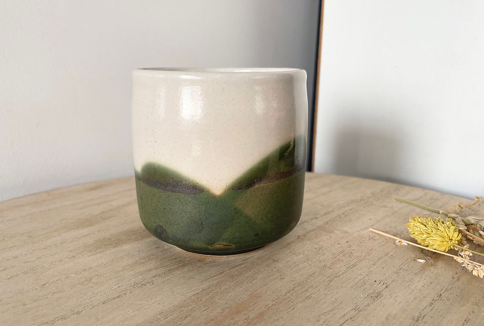 Miniature : Ajoutez une touche de nature à votre intérieur avec cette bougie artisanale dans son pot vert dégradé, rappelant les paysages
