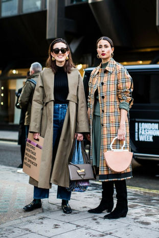 deux-femmes-aux-manteaux-trench-oversize-trench-coat-carré-boutonné-sac-couleur-poudre-bot