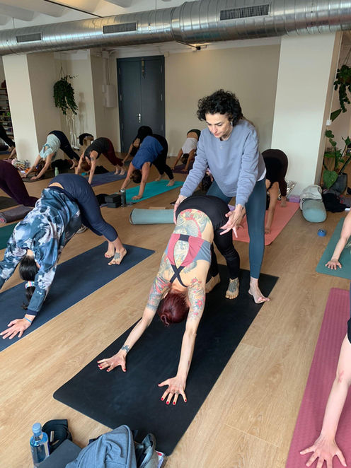 Profesora en formación docente explicando como hacer ajustes al alumno