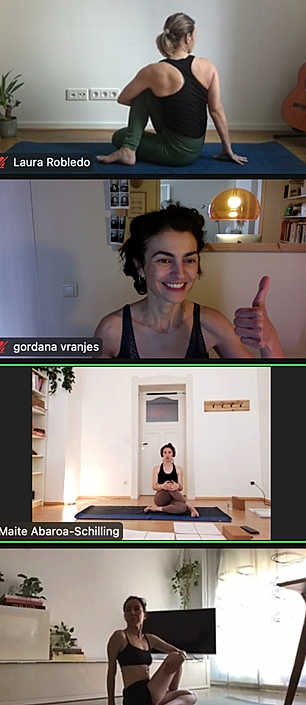 Captura de pantalla de estudiantes de formación de profesores de yoga en línea escuchando un tutoria en línea