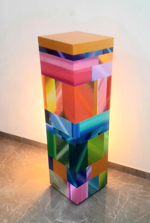 Prisma de Puerto Vallarta Ronald Radwanski 1.jpg