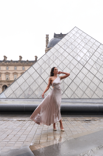 Portrait Session in Paris by the Eiffel Tower by Martina Wallin. Be a model for a day in Paris.