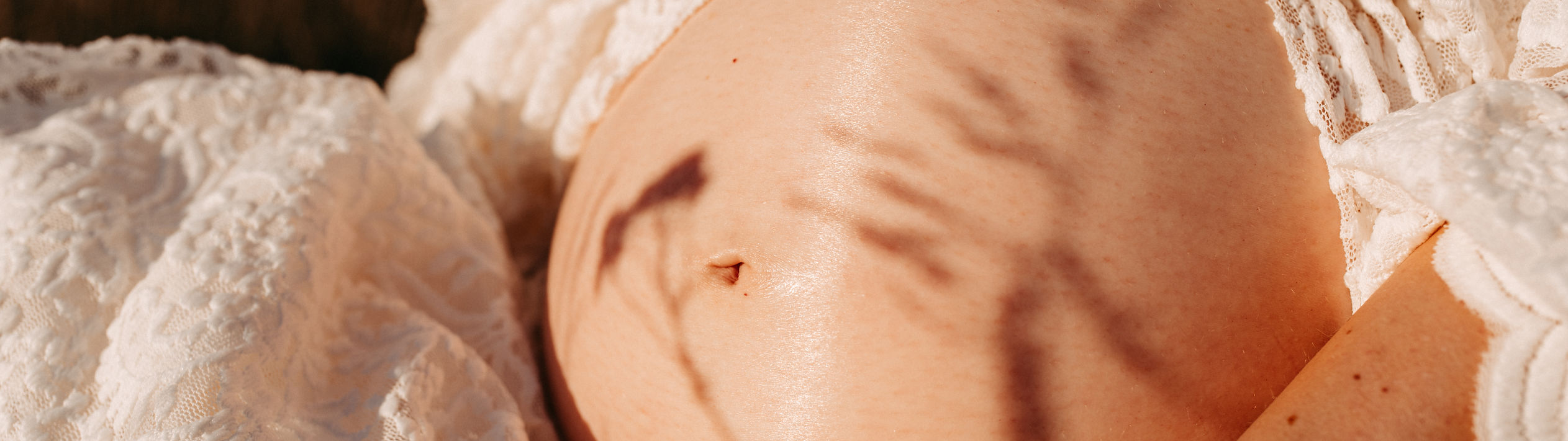 Fotografie von Babybauch im Freien