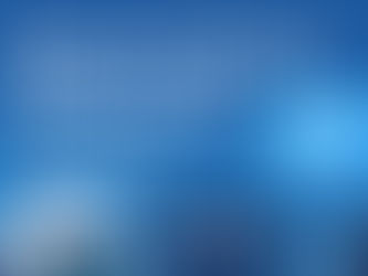 Roboter mit Laptop, Handy, Mikrofon und Sprechblasen; blauer Hintergrund. Text: Sprach-KIs im Unterricht, Drei Tools für Lehrkräfte.