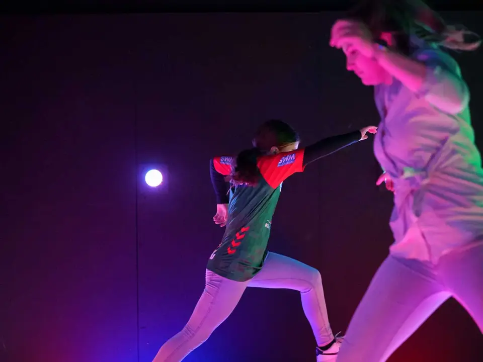 Spielerinnen springen über das leuchtende Spielfeld von Pixel Games während sie sich schnellen Herausforderungen stellen und Punkte sammeln