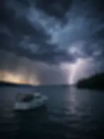 Sturmwarnung auf dem See mit Gewitter und Blitz als Hinweis auf aktuelle Wetterwarnungen i