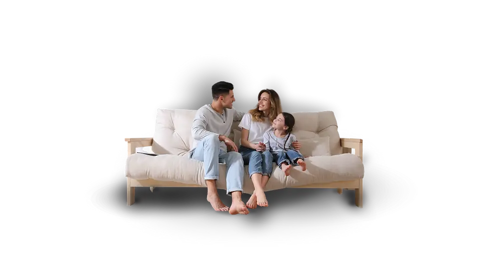 Junge Familie sitzt entspannt auf dem Sofa unter einer modernen Klimaanlage – angenehmes R