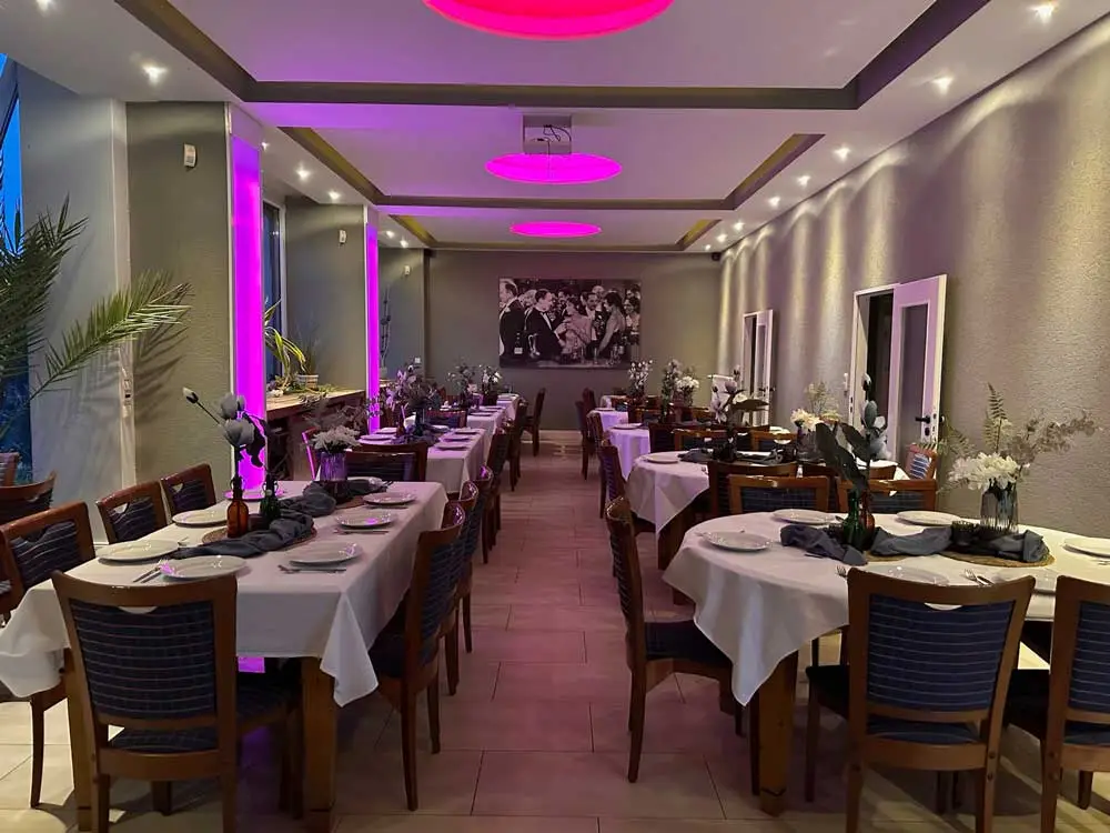 Moderne Eventlocation mit stimmungsvoller Beleuchtung und festlich eingedeckten Tischen.