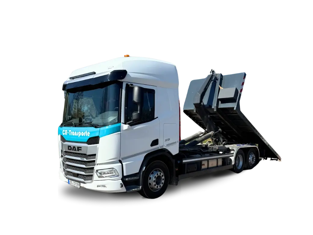 CR Transporte Containerfahrzeug mit leerem Abrollbehälter – Seitenansicht in Bewegung.
